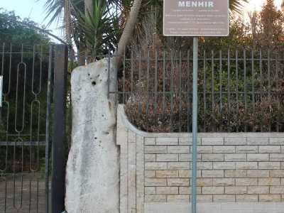 Il menhir di Palese, incastrato tra il muretto e il cancello di una villetta in via Titolo